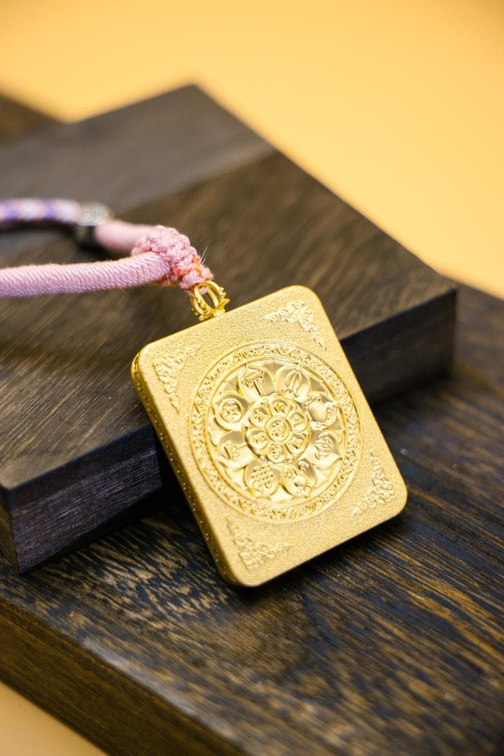 白い狐のイラスト付き金色ペンダント九尾狐タンカペンダント