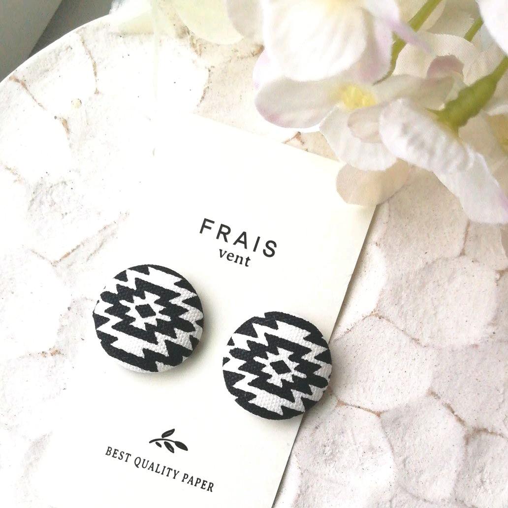 再販　オルテガ　ボタン　ピアス　イヤリング　ネイティブ　ブラック　黒　白　夏　春