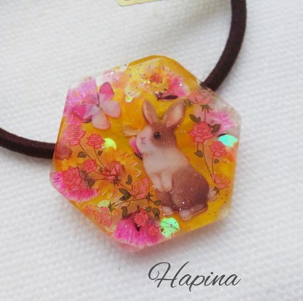 バラ園のうさちゃん六角形レジンヘアゴム ポニーフック変更可能