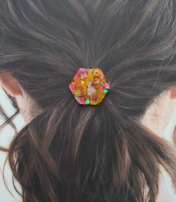 バラ園のうさちゃん六角形レジンヘアゴム ポニーフック変更可能