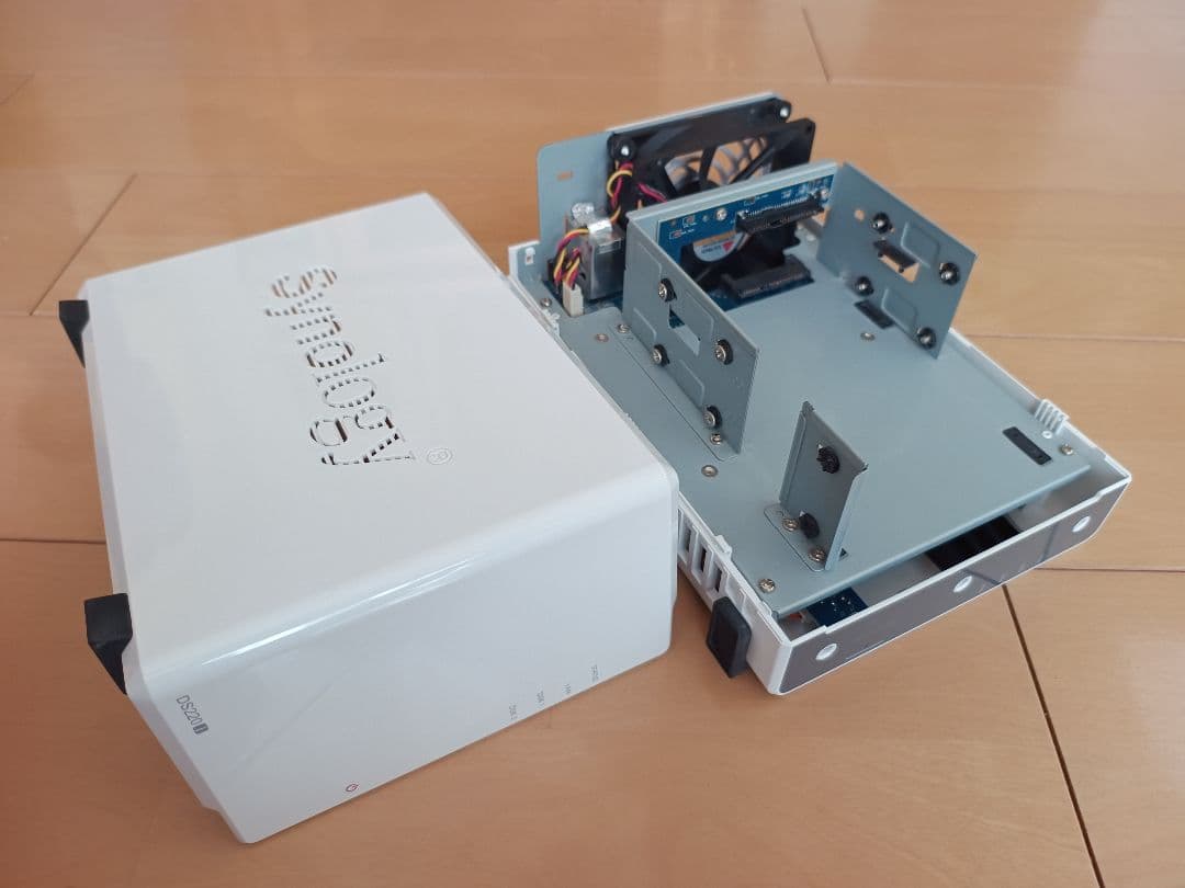 Synology NAS DiskStation DS220jと付属品