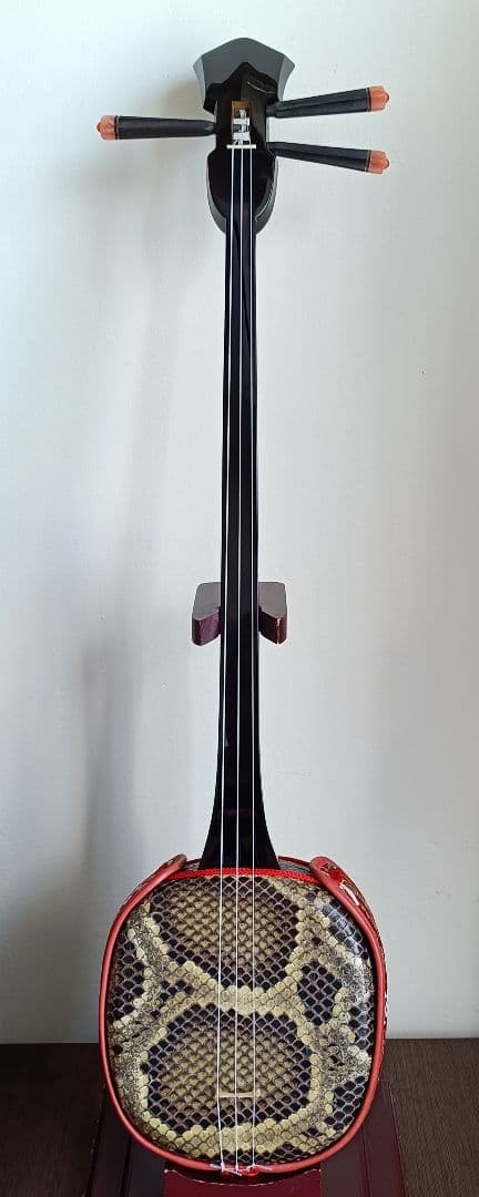 昭和名工佐久本盛信作写西平開鐘型三線　八重山黒木四つ割り物