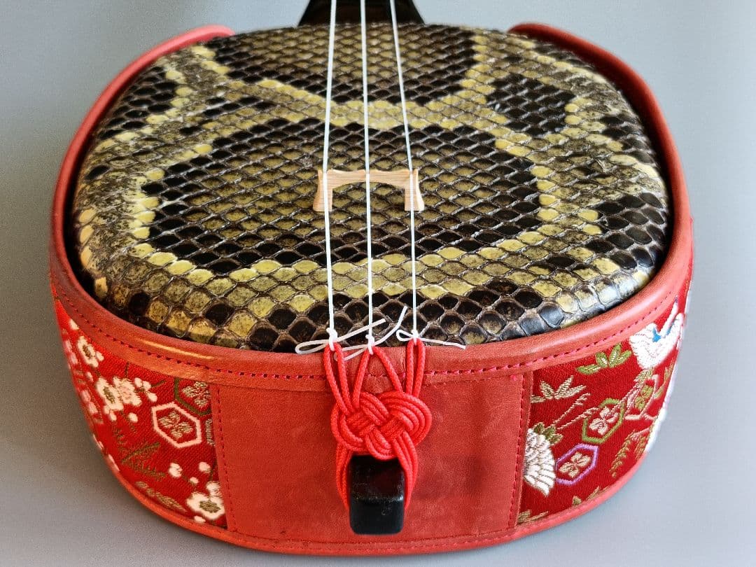 昭和名工佐久本盛信作写西平開鐘型三線　八重山黒木四つ割り物