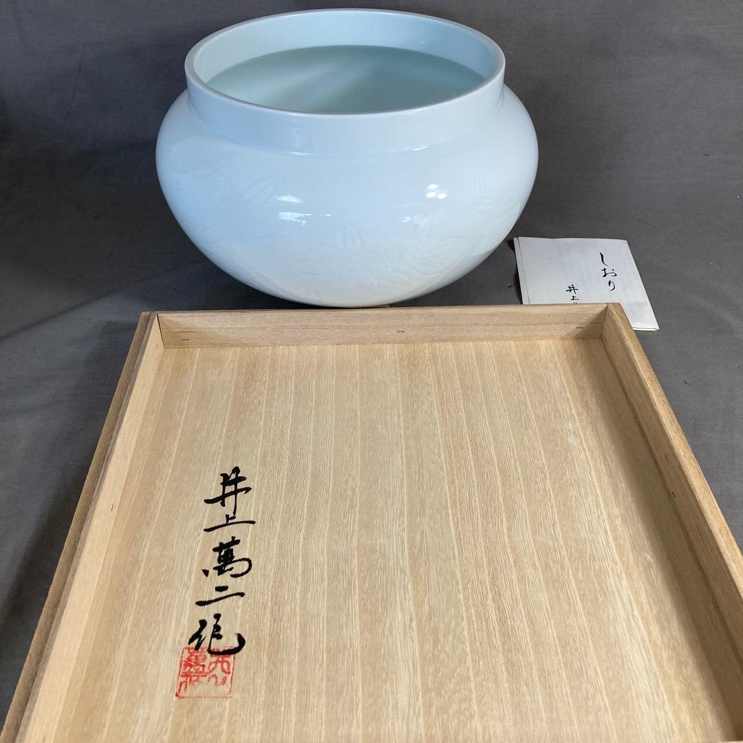 【井上萬二】白磁の伝統　日本の名窯　人間国宝　井上萬二作　白磁牡丹彫文　大花瓶