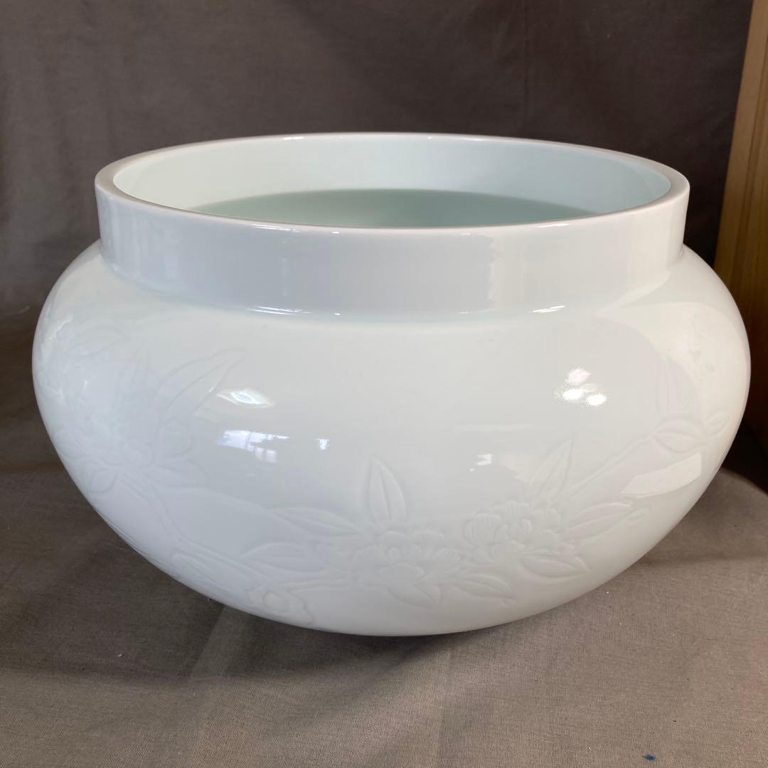 【井上萬二】白磁の伝統　日本の名窯　人間国宝　井上萬二作　白磁牡丹彫文　大花瓶