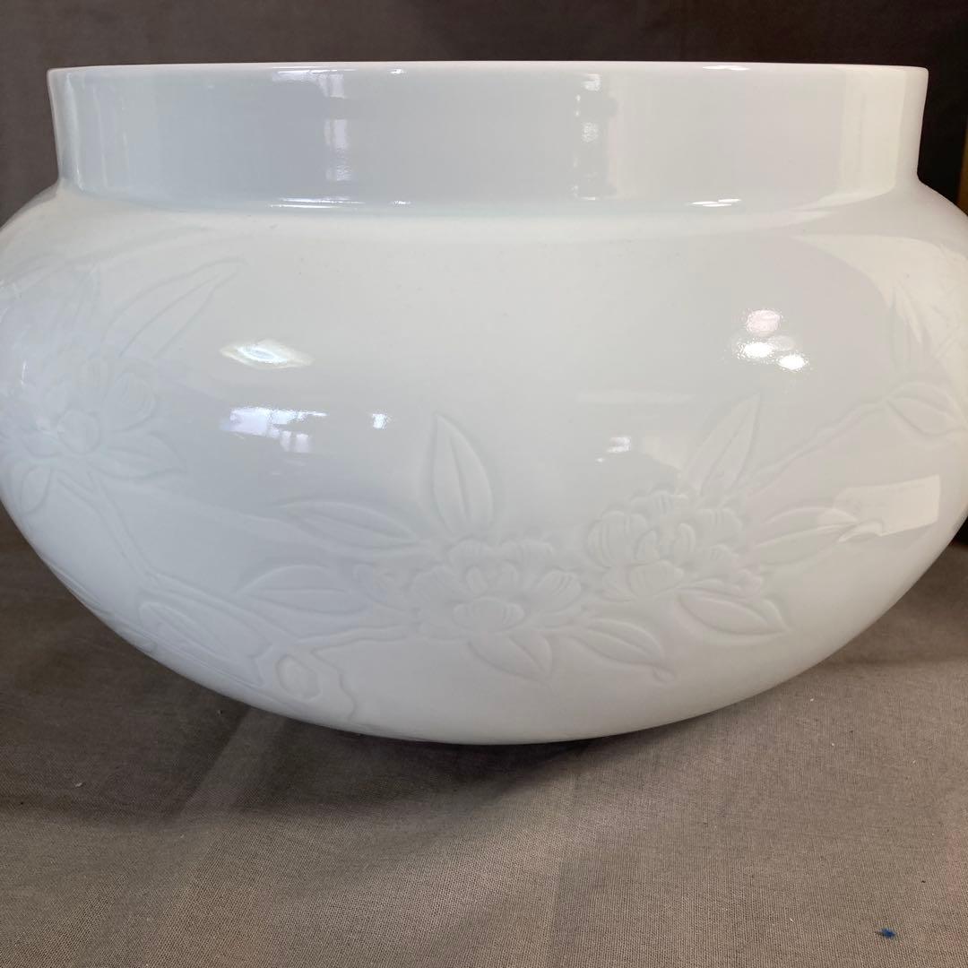 【井上萬二】白磁の伝統　日本の名窯　人間国宝　井上萬二作　白磁牡丹彫文　大花瓶