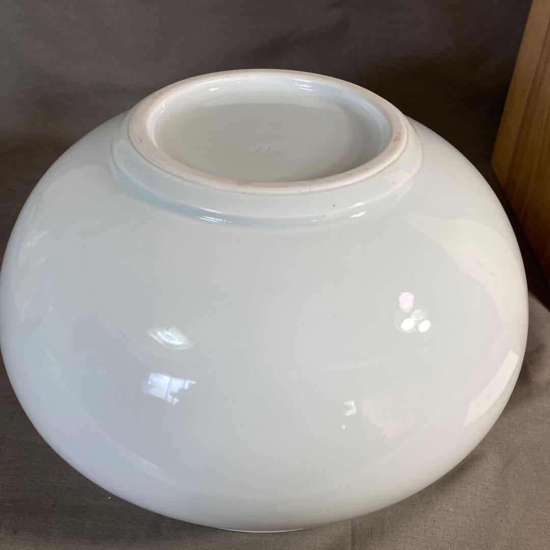 【井上萬二】白磁の伝統　日本の名窯　人間国宝　井上萬二作　白磁牡丹彫文　大花瓶