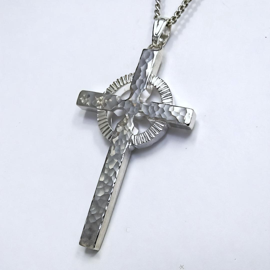 伝統的なモチーフ　アイルランドのケルト十字架　cc22　ロングセラーです