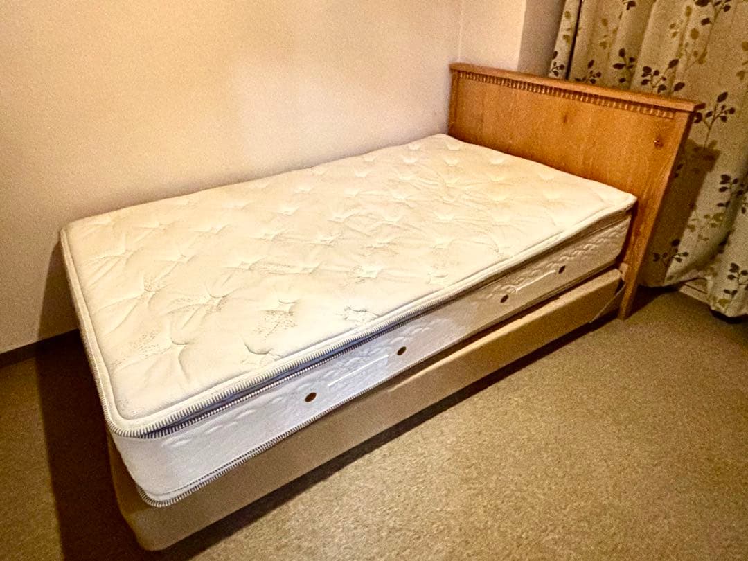 シモンズ　セミダブル用ベッドフレーム