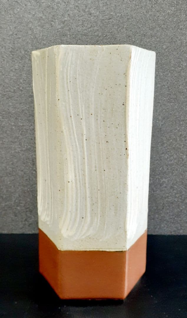 人間国宝　濱田庄司愛弟子】益子焼【明石庄作】造　赤絵刷毛目　六角形　花入れ　共箱