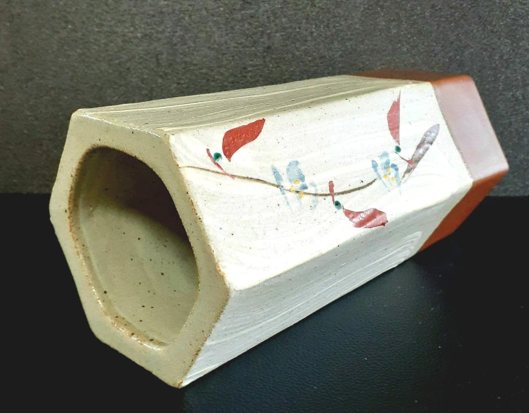 人間国宝　濱田庄司愛弟子】益子焼【明石庄作】造　赤絵刷毛目　六角形　花入れ　共箱