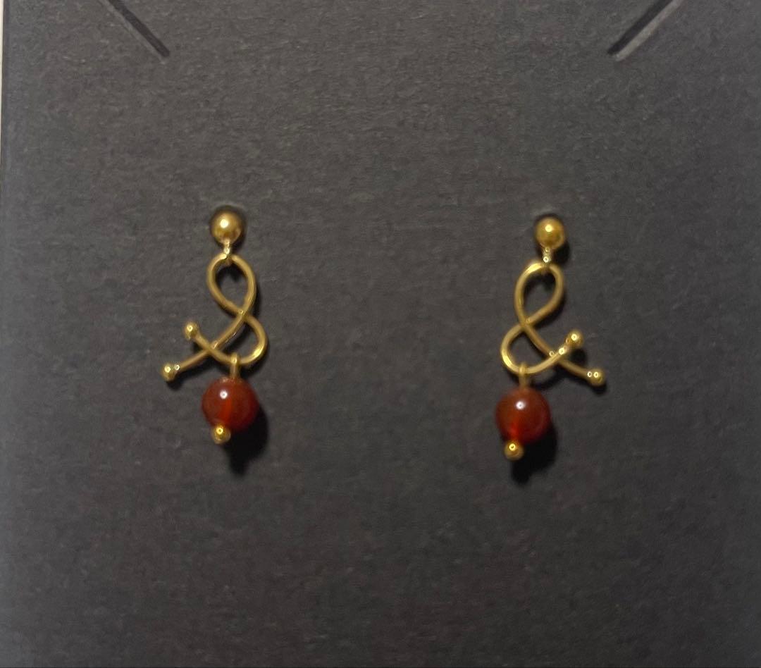 18K ゴールドピアス 赤い天然石付き
