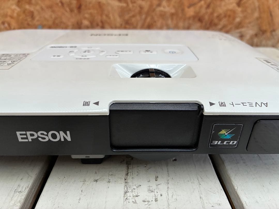 0688 EPSON プロジェクター　EB-1780W ランプ点灯時間1787H