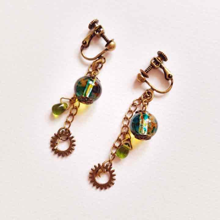 【売り切れ】歯車と水風船ビーズの金古美イヤリング