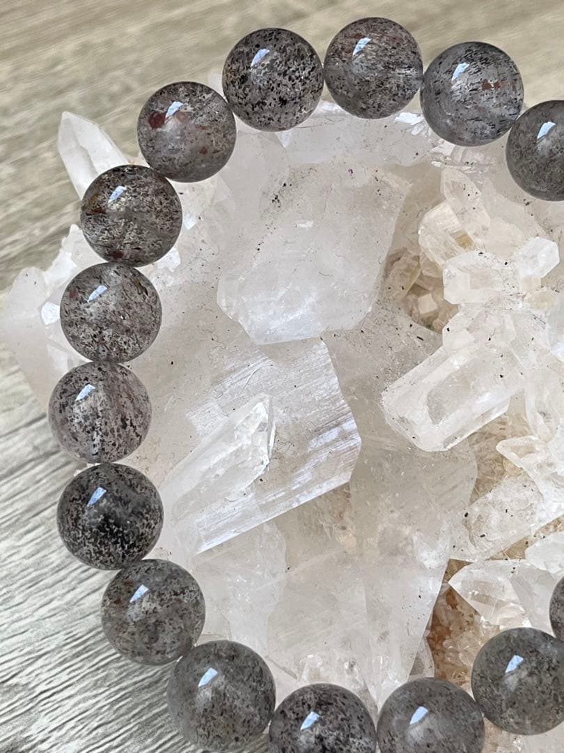 天然石ブレスレット☆ブラックマイカインクォーツ１０ｍｍ☆小さな虹入りでかっこいい