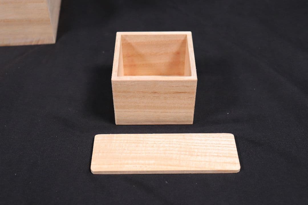 本物【新米の美味しさ長続き】米びつ10キロ用　一合升&すりきり板付き