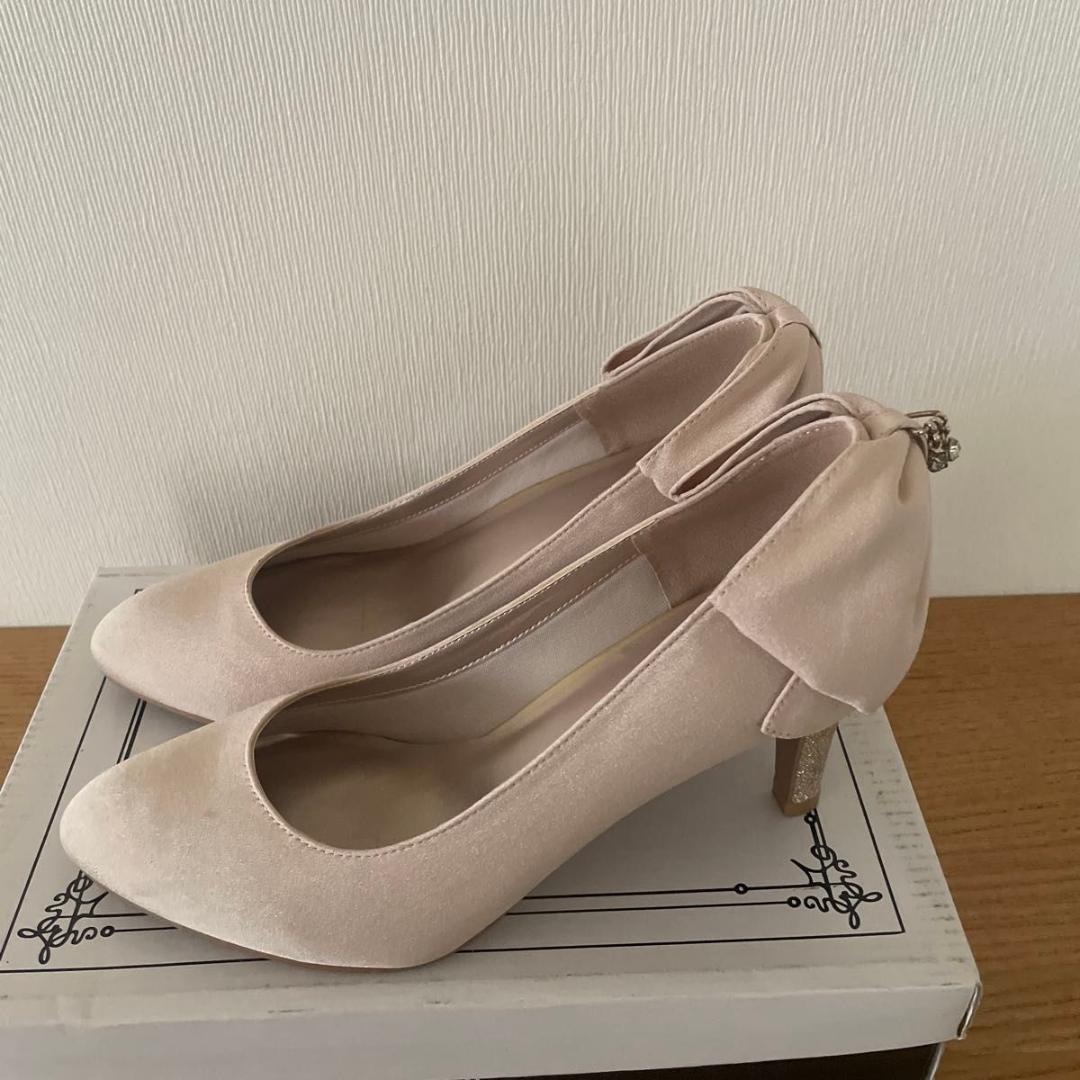 リボン付きベージュパンプス