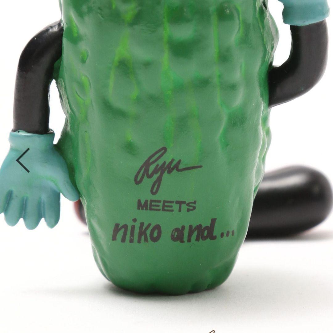 ニコアンド【RYU AMBE 】おすわりオブジェ　ハンバーガー　ピクルス