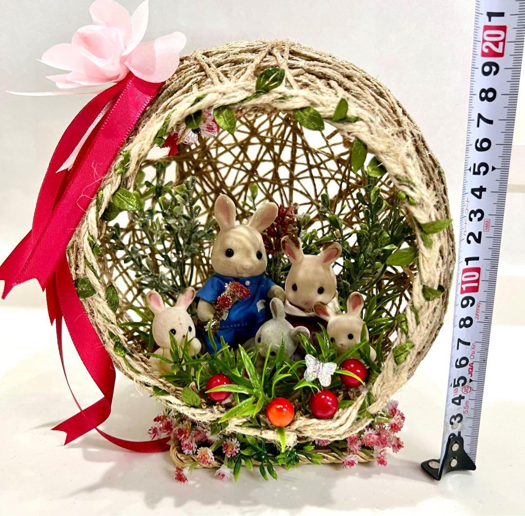 ウサギのフィギュア付きイースターバスケットリース