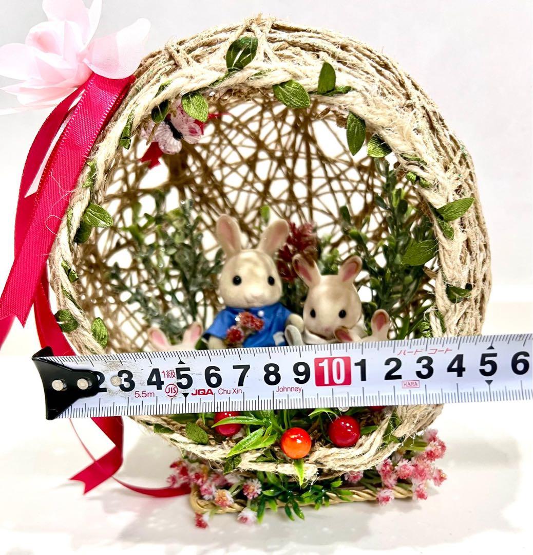 ウサギのフィギュア付きイースターバスケットリース