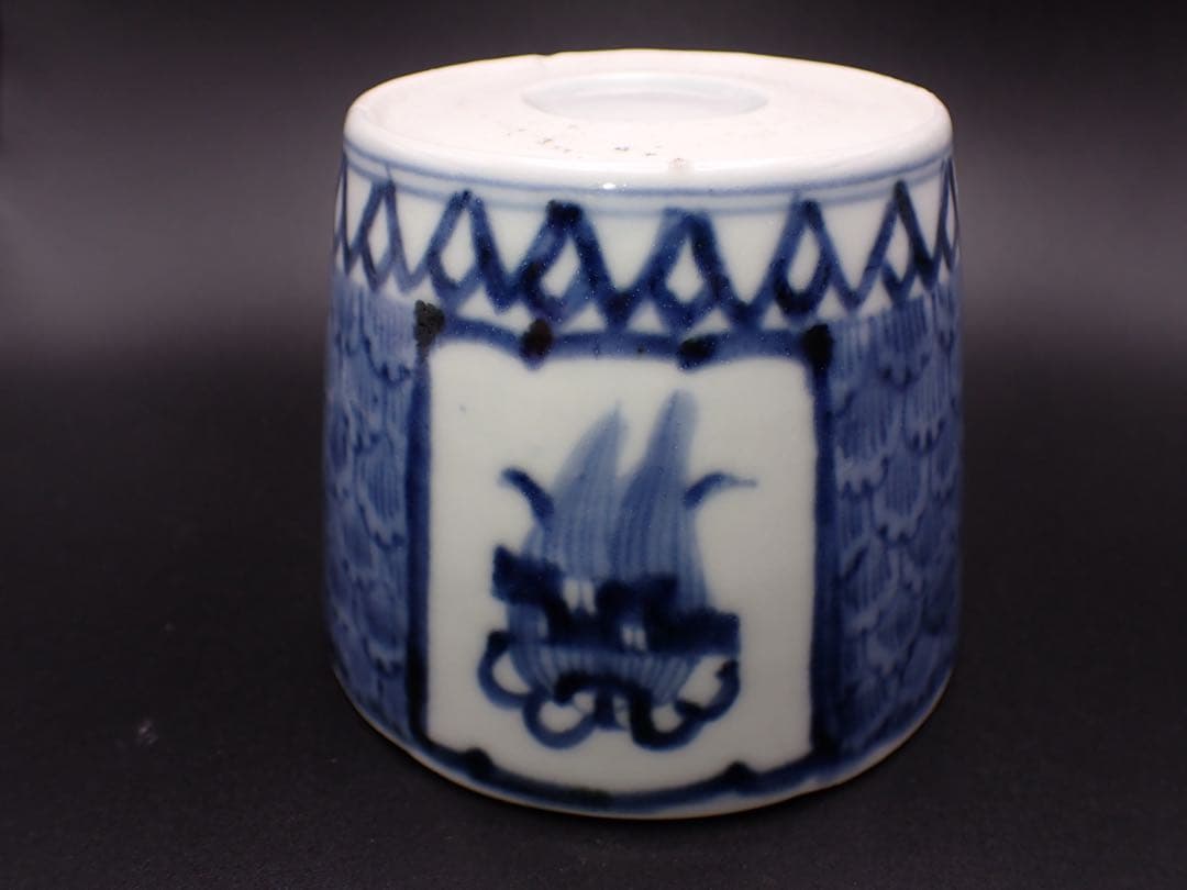 【完品】 古伊万里 <蓮華鱗に隠れ哀の図>そば猪口 蛇の目 大振り(青2-1)