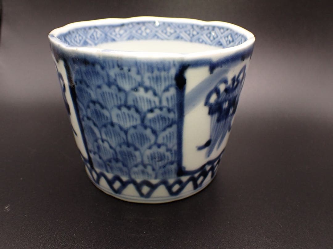 【完品】 古伊万里 <蓮華鱗に隠れ哀の図>そば猪口 蛇の目 大振り(青2-1)