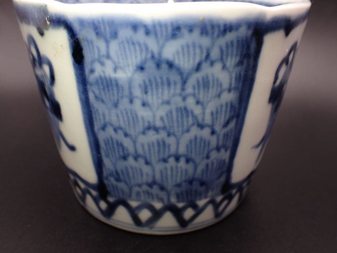 【完品】 古伊万里 <蓮華鱗に隠れ哀の図>そば猪口 蛇の目 大振り(青2-1)