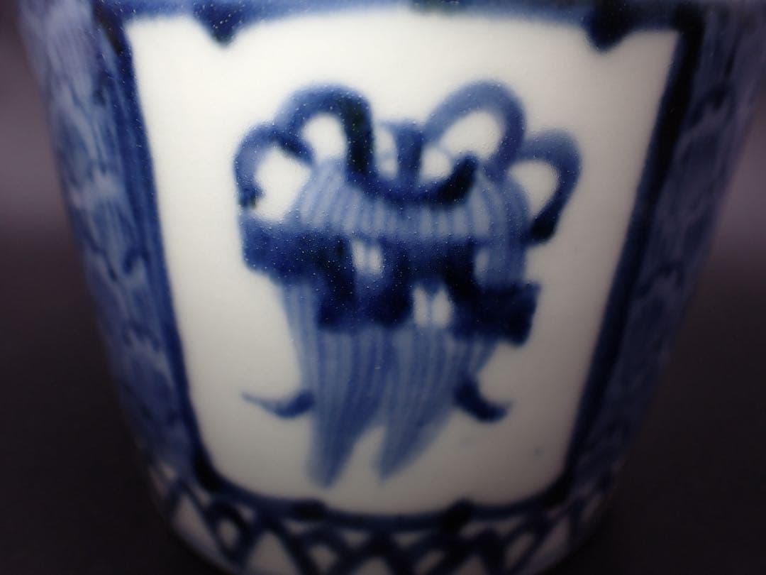 【完品】 古伊万里 <蓮華鱗に隠れ哀の図>そば猪口 蛇の目 大振り(青2-1)