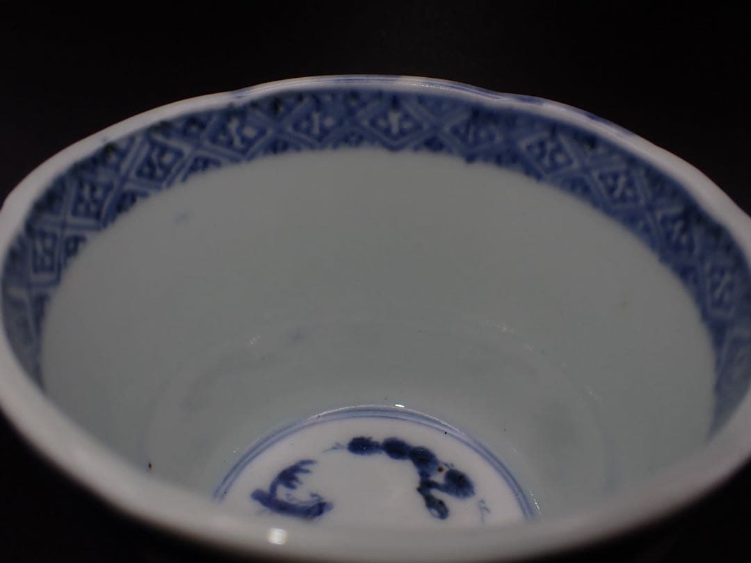 【完品】 古伊万里 <蓮華鱗に隠れ哀の図>そば猪口 蛇の目 大振り(青2-1)