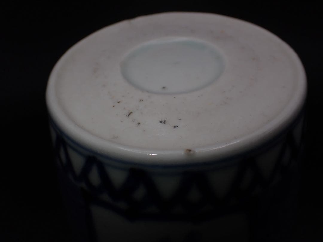 【完品】 古伊万里 <蓮華鱗に隠れ哀の図>そば猪口 蛇の目 大振り(青2-1)