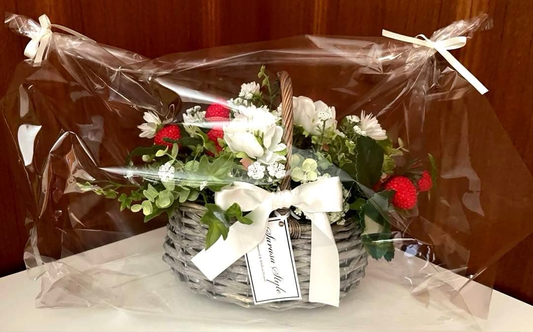 いちご付き造花アレンジメント 籐バスケット
