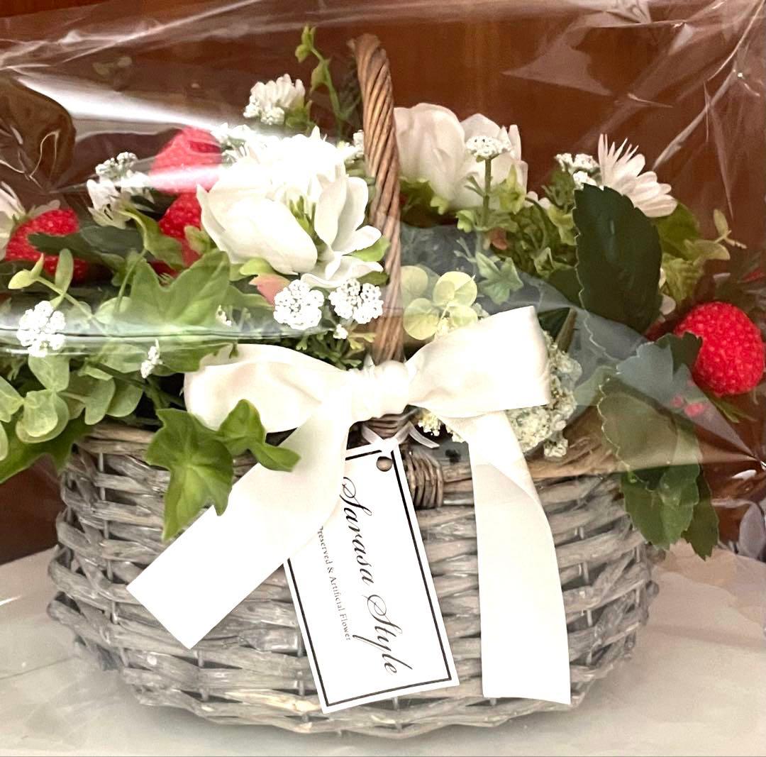 いちご付き造花アレンジメント 籐バスケット