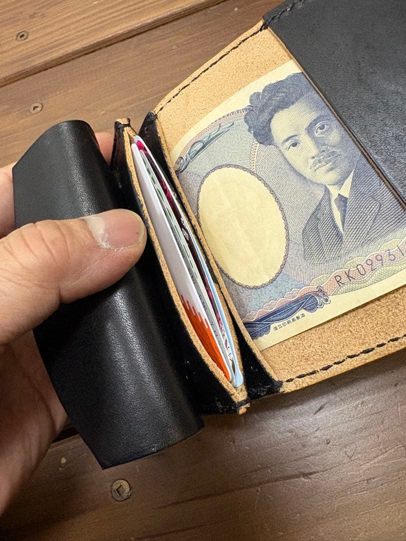 タロー　ショートトラッカーウォレット　本革　丘染めブラック茶芯