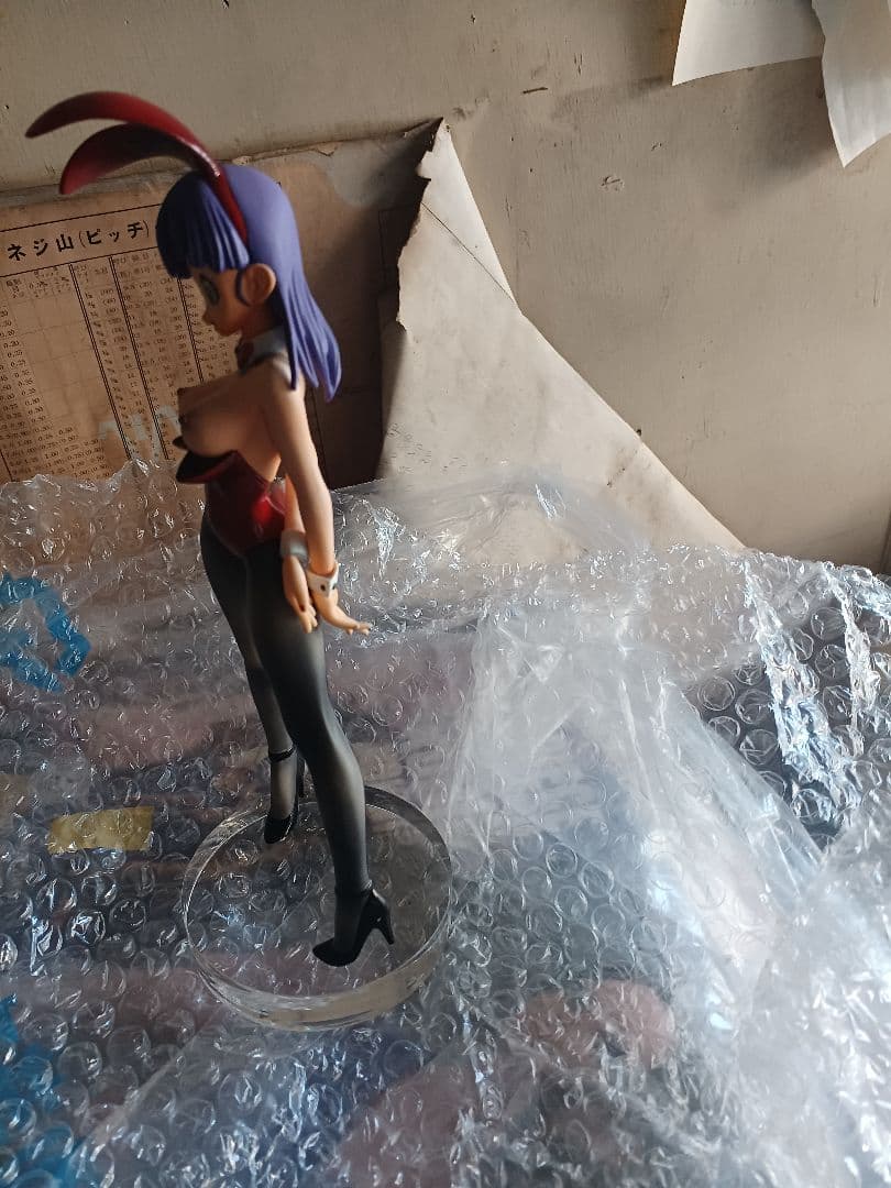 ブルマバニーガールフィギュア 赤黒