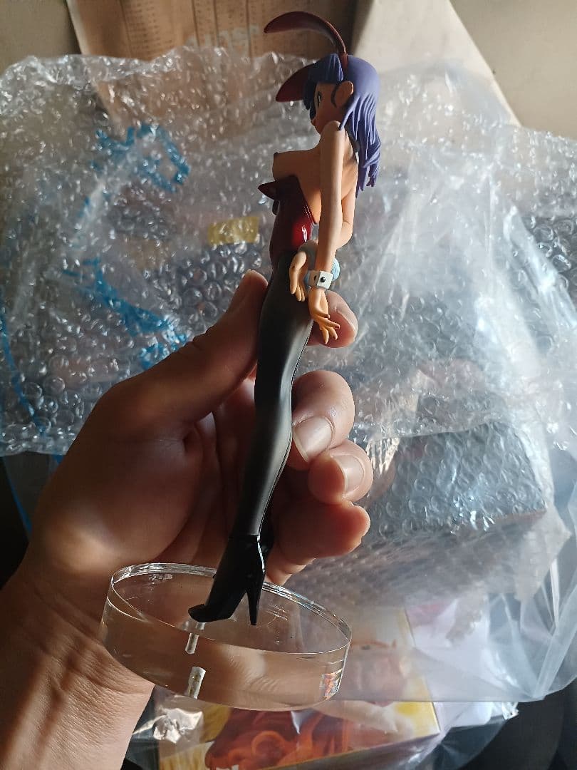 ブルマバニーガールフィギュア 赤黒