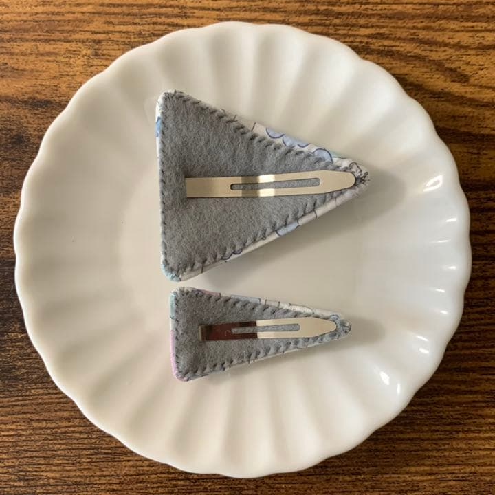 【147】リバティプリント　ハンドメイド　三角パッチンピン　ヘアピン　2個