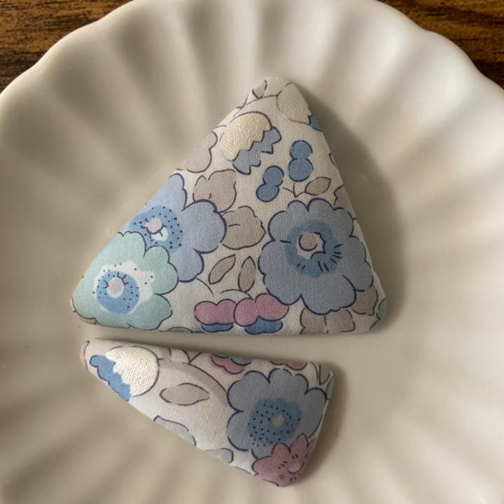 【147】リバティプリント　ハンドメイド　三角パッチンピン　ヘアピン　2個