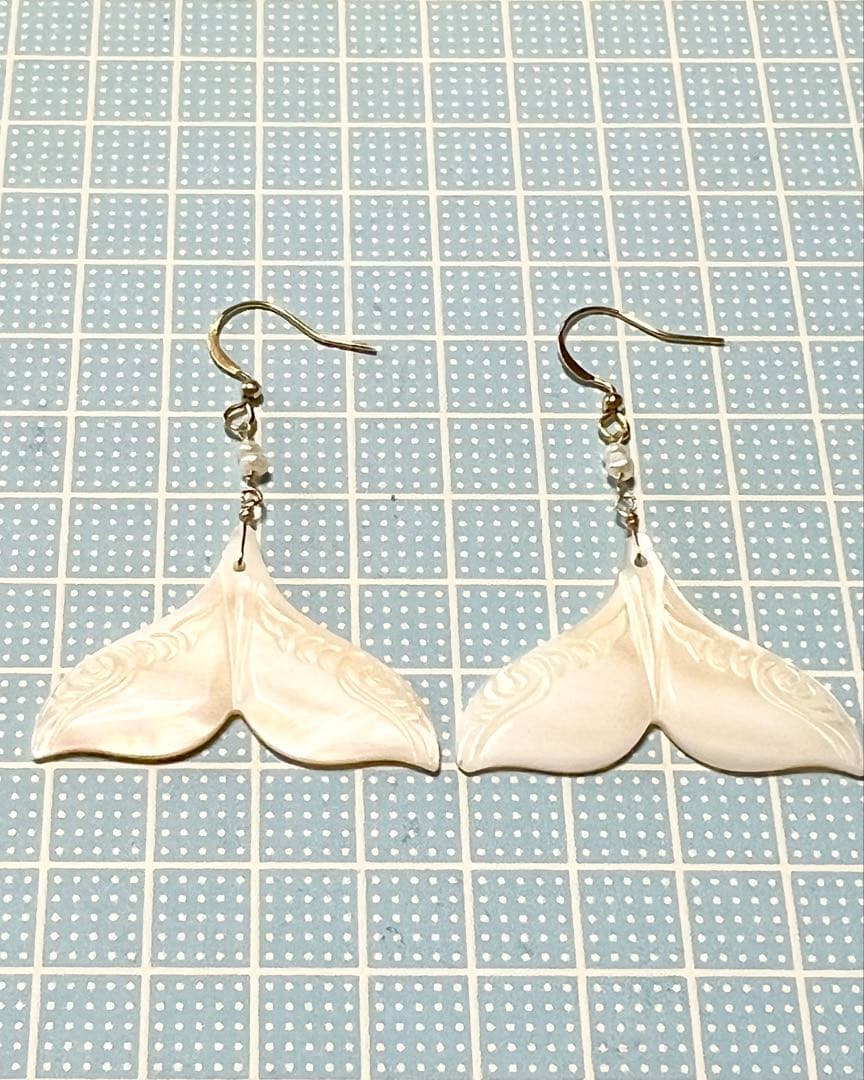 再販予定❤️ホワイトmop ホエールテール　カービング　14kgf ピアス