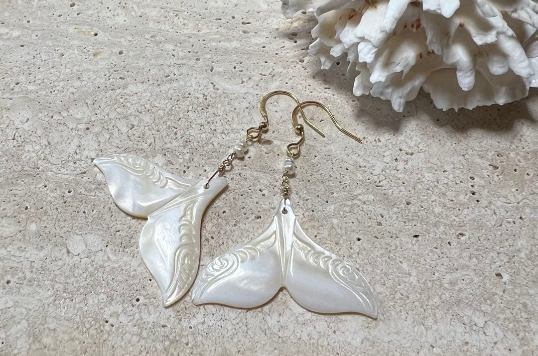 再販予定❤️ホワイトmop ホエールテール　カービング　14kgf ピアス