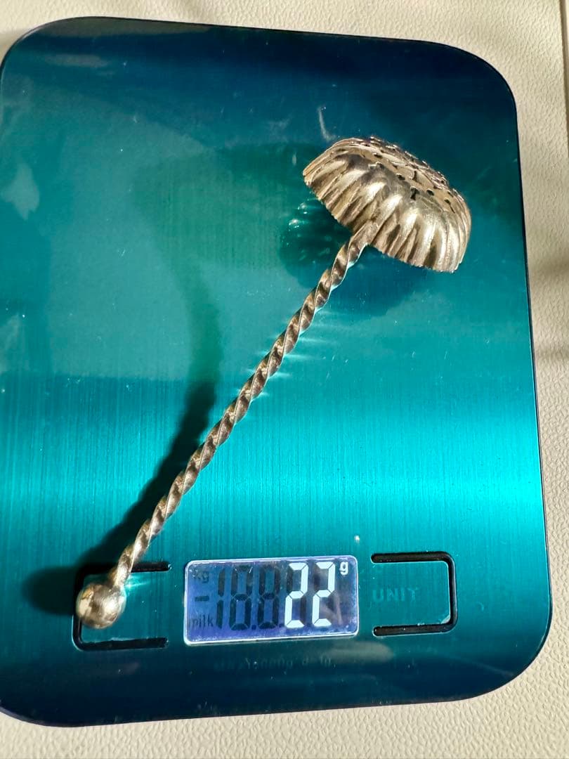 英国銀器　大振りのシフタースプーン　エリザベス女王の愛するスコーンとティータイム