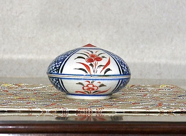 京焼・清水焼 伊東陶山(二代)作 赤絵 宝珠香合 共箱 無傷 保証。