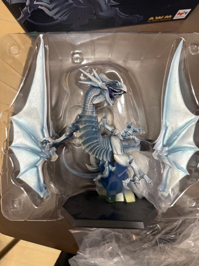 青眼の白龍　遊戯王　ホログラフィックエディション　フィギュア