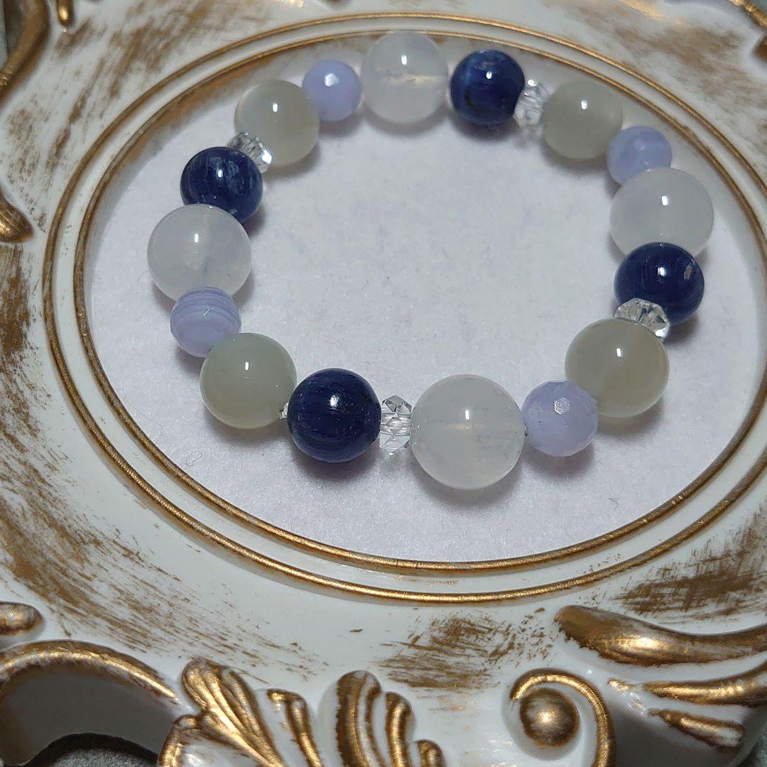 カイヤナイト、ミルキークォーツ、厶ーンストーン爽やか天然石ブレス　素敵な逸品