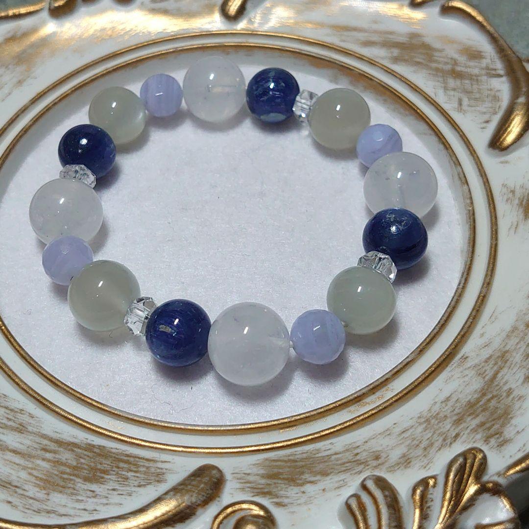 カイヤナイト、ミルキークォーツ、厶ーンストーン爽やか天然石ブレス　素敵な逸品