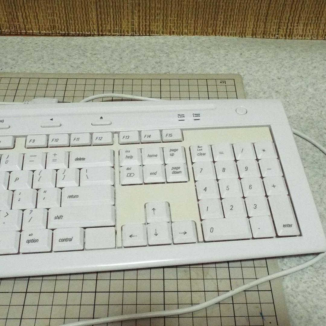 超美品_軽量_Old-Mac対応_macally USB_英字キーボード