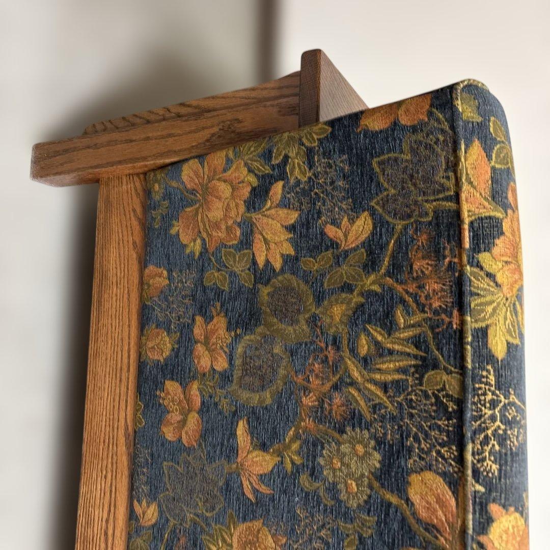 花柄のカジュアル椅子