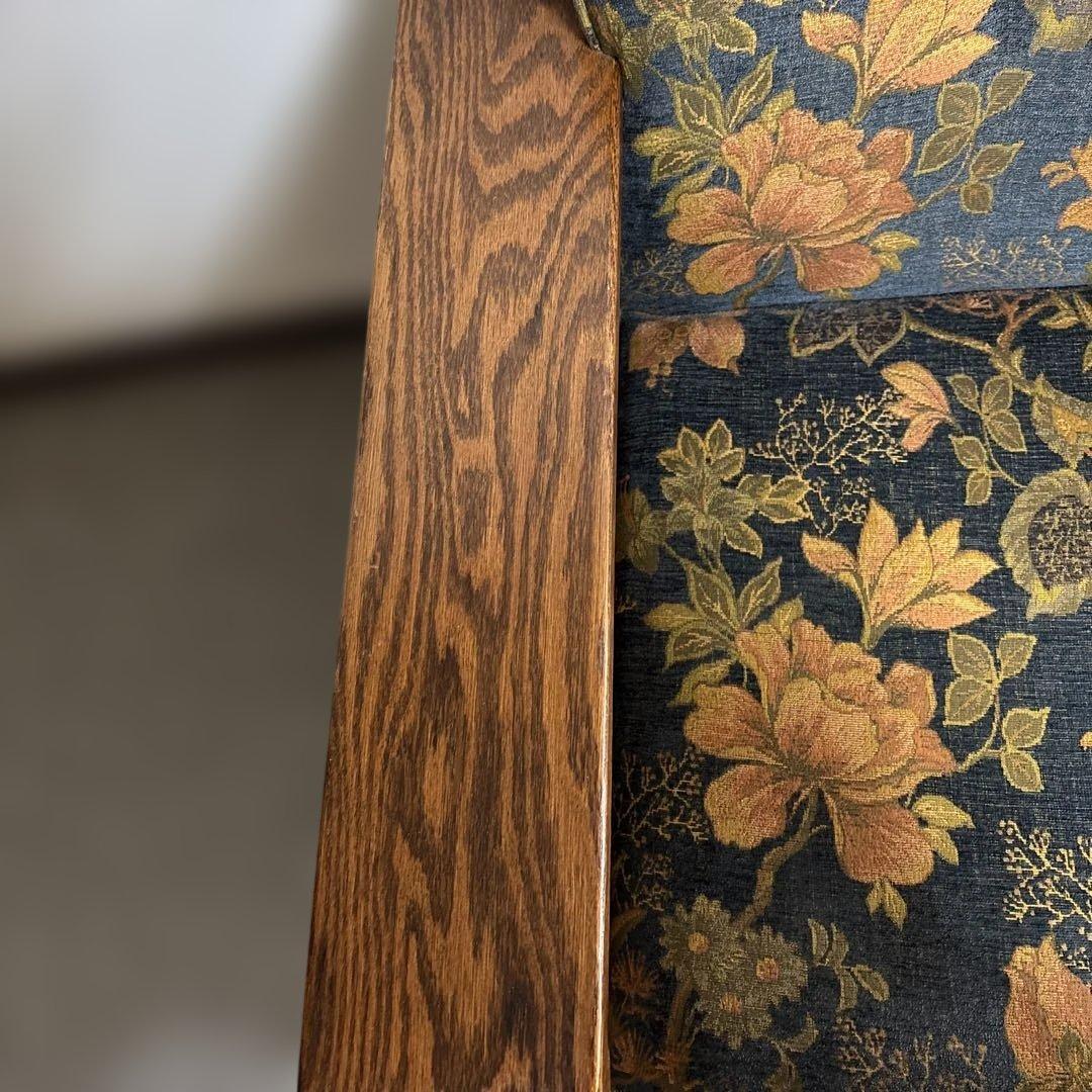 花柄のカジュアル椅子