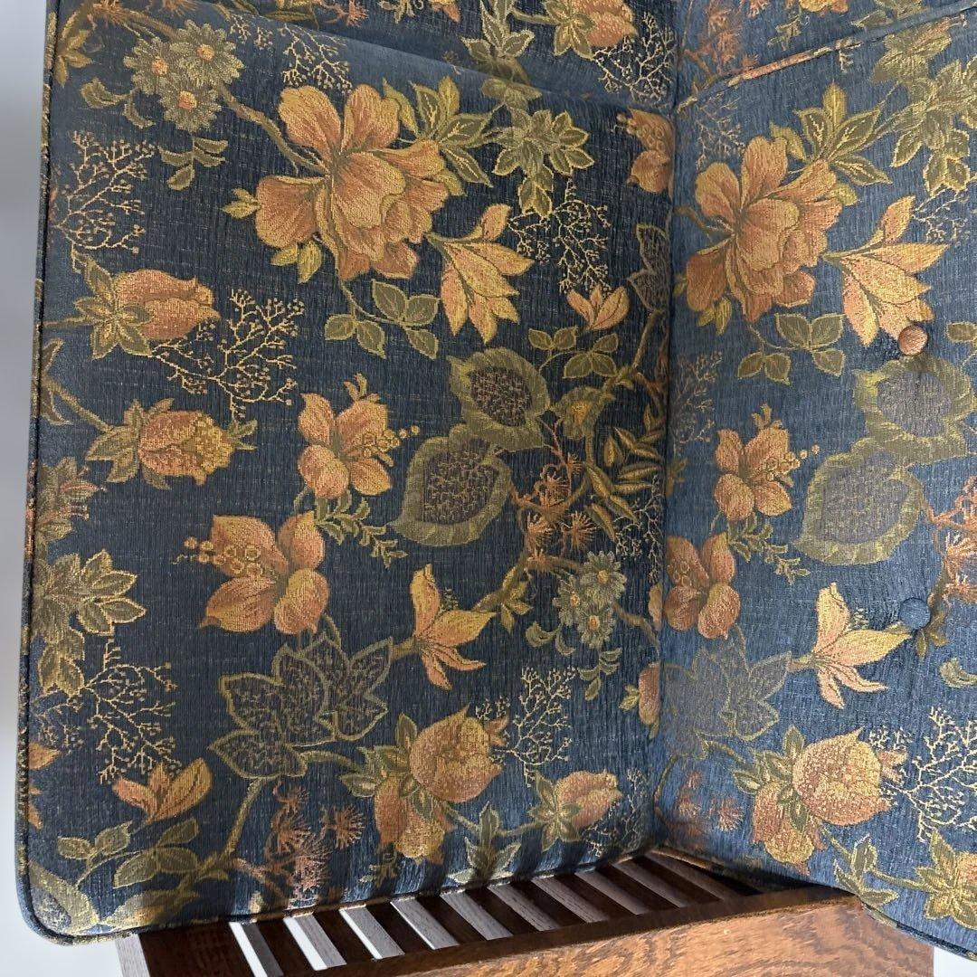 花柄のカジュアル椅子