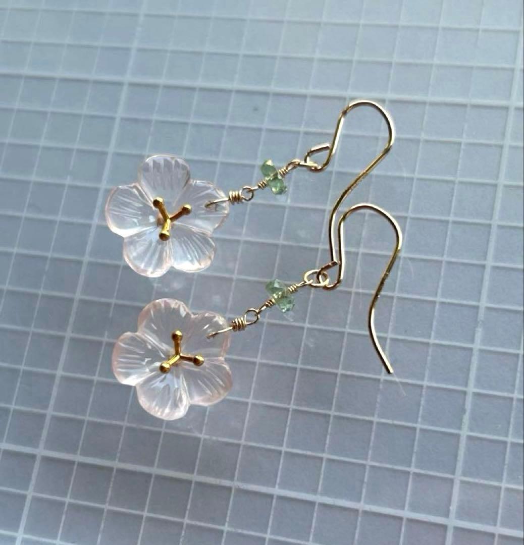 ローズクォーツ　ヴェルメイユフラワーカービング＆グリーンカイヤナイトのピアス