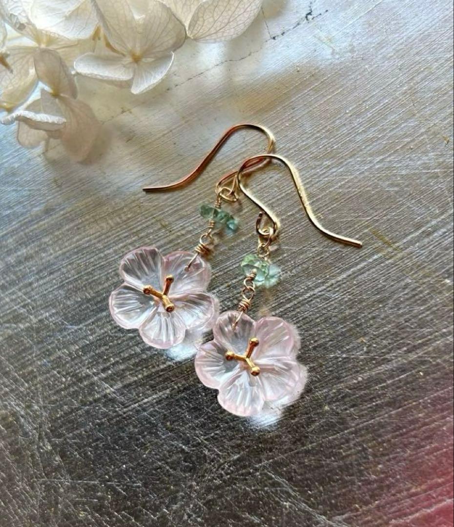 ローズクォーツ　ヴェルメイユフラワーカービング＆グリーンカイヤナイトのピアス